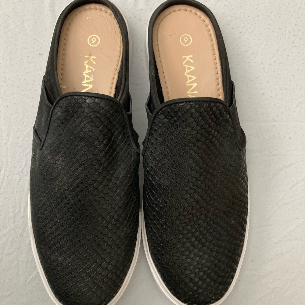 Kaanas Black Textured Mules